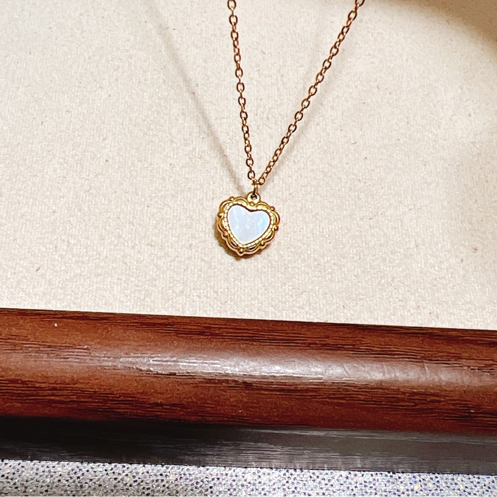 Stainless steel , real mother of pearl gold heart 💛 necklace - Picture 7 of 8